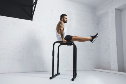homme faisant des dips