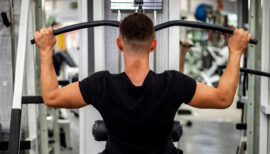 homme faisant des exercices en salle de sport pour muscler son dos
