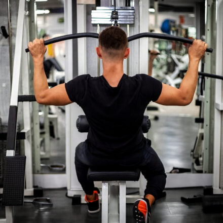 homme faisant des exercices en salle de sport pour muscler son dos