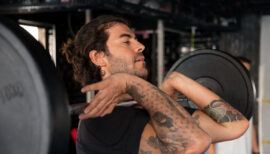 homme de plus de 40 ans pratiquant la musculation