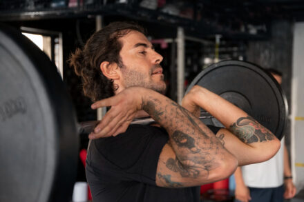 homme de plus de 40 ans pratiquant la musculation