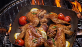 barbecue avec ailes de poulet et tomates