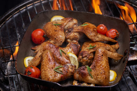 barbecue avec ailes de poulet et tomates