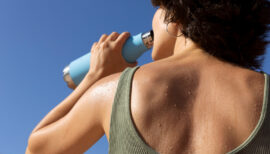 femme faisant du sport au soleil, gouttes de sueur dans le dos