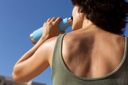 femme faisant du sport au soleil, gouttes de sueur dans le dos
