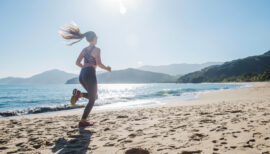 femme qui fait un footing sur le sable