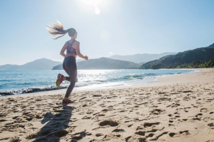 femme qui fait un footing sur le sable