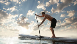 homme faisant du paddle
