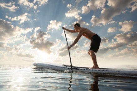 homme faisant du paddle