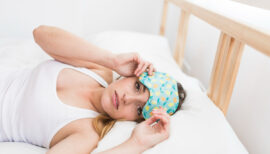 femme tentant de dormir pendant l'été