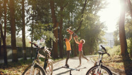 parents avec leur enfant lors d'une activité sportive
