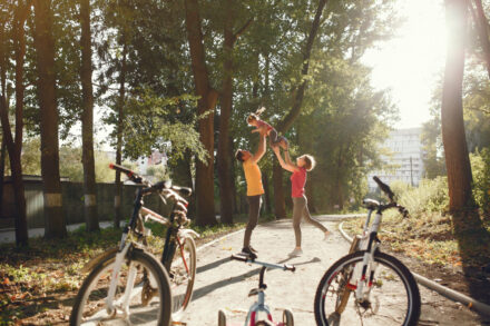 parents avec leur enfant lors d'une activité sportive