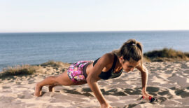 femme faisant du sport sur la plage