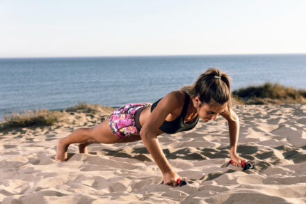 femme faisant du sport sur la plage