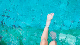 jambes de femme dans l'eau d'une piscine