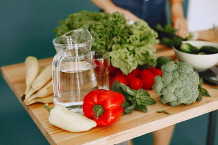 planche à découper avec légumes