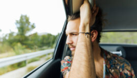 homme en voiture pendant un long trajet