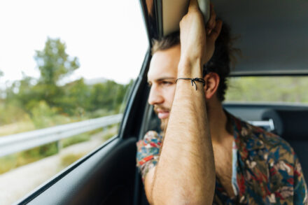 homme en voiture pendant un long trajet