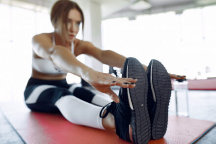 femme pratiquant le Pilates