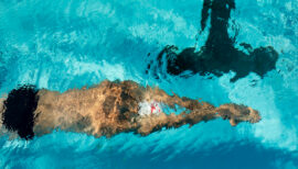 homme nageant dans une piscine