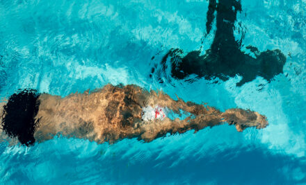 homme nageant dans une piscine