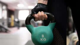 femme tenant un kettlebells pour sa séance en salle de sport