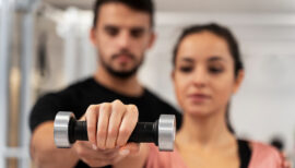 séance de coaching personnel en salle de sport