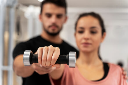 séance de coaching personnel en salle de sport