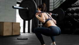 femme faisant un squat lesté