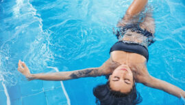 femme participant à un cours d'aquapilates